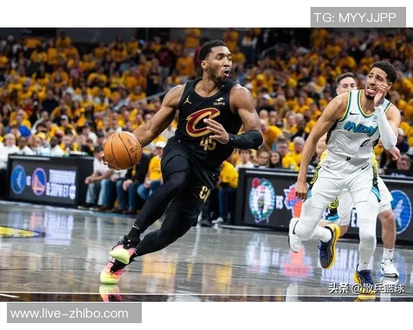 米切尔第三节伤退仅得15分2板2助球迷心痛不已遗憾难忍